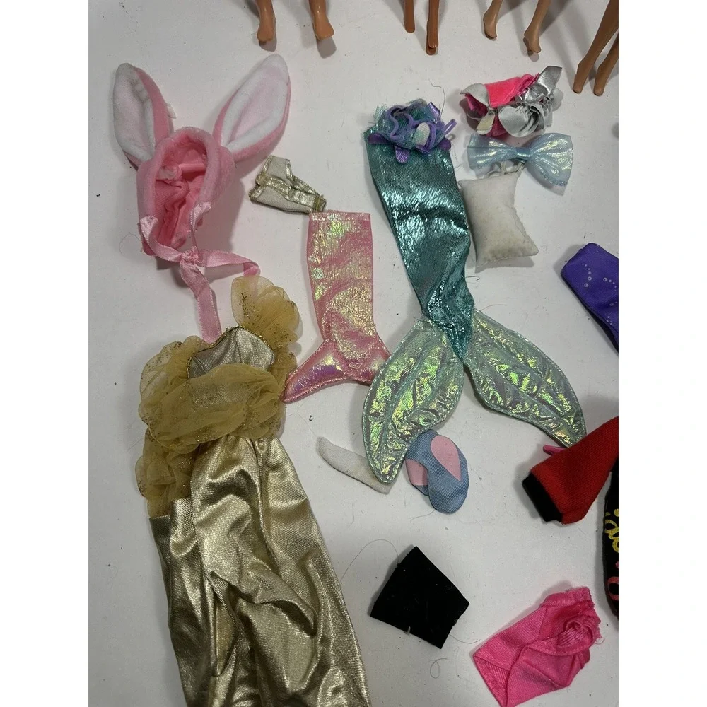 Vtg Lot of 4 Barbie Dolls 1966 + 1 Ken‎ 1968 + 1 Barbie 1995 + Outfits Clothes